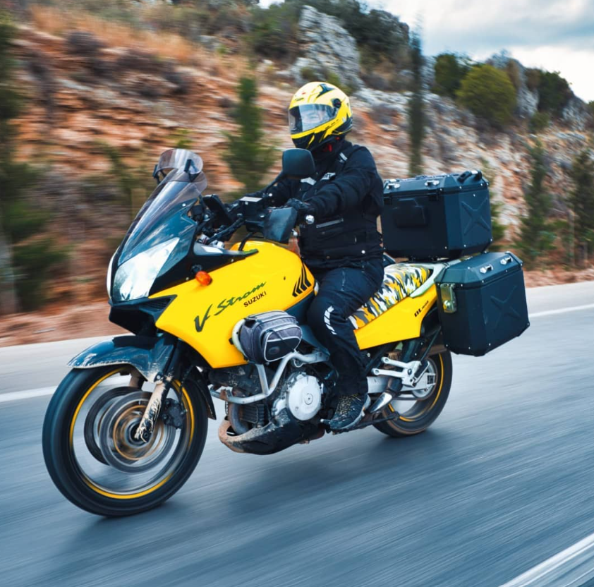 Selçuk Serhat Altınay sarı motosikletiyle yolda
